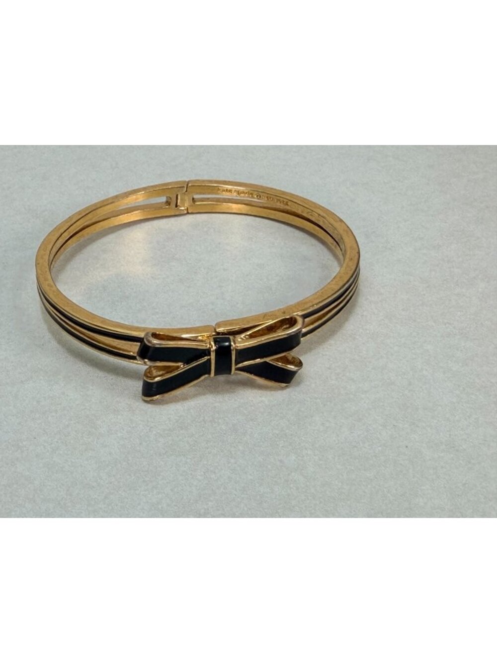 Kate Spade New York Black Enamel Bow Magnetic Hinged Bangle Bracelet Gold Tone - Picture 1 of 6